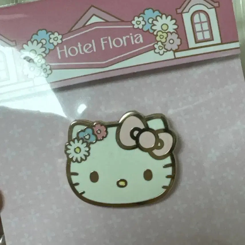 [BUNJANG] Hotel Floria Sanrio Keychain & Badge Set (Hello Kitty, Little Twin Stars) / 호텔플로리아 산리오 키링 뱃지 (키티, 리틀트윈스타)