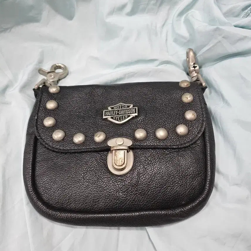 [BUNJANG] Harley-Davidson Studded Black Crossbody Bag / 할리데이비슨 스터드 장식 블랙 크로스백