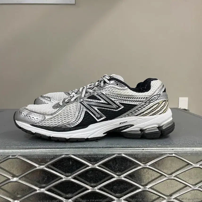[BUNJANG] New Balance 860v2 White Black / 뉴발란스 860v2 화이트 블랙 270