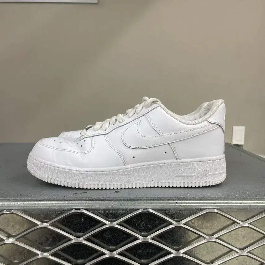 [BUNJANG] Nike Air Force 1 '07 White (265) / 나이키 에어 포스 1 07 화이트 265