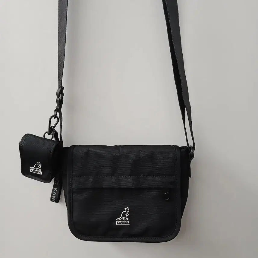 [BUNJANG] Kangol Black Crossbody Bag with Detachable Airpod Pouch / 캉골 크로스백(에어팟 파우치)