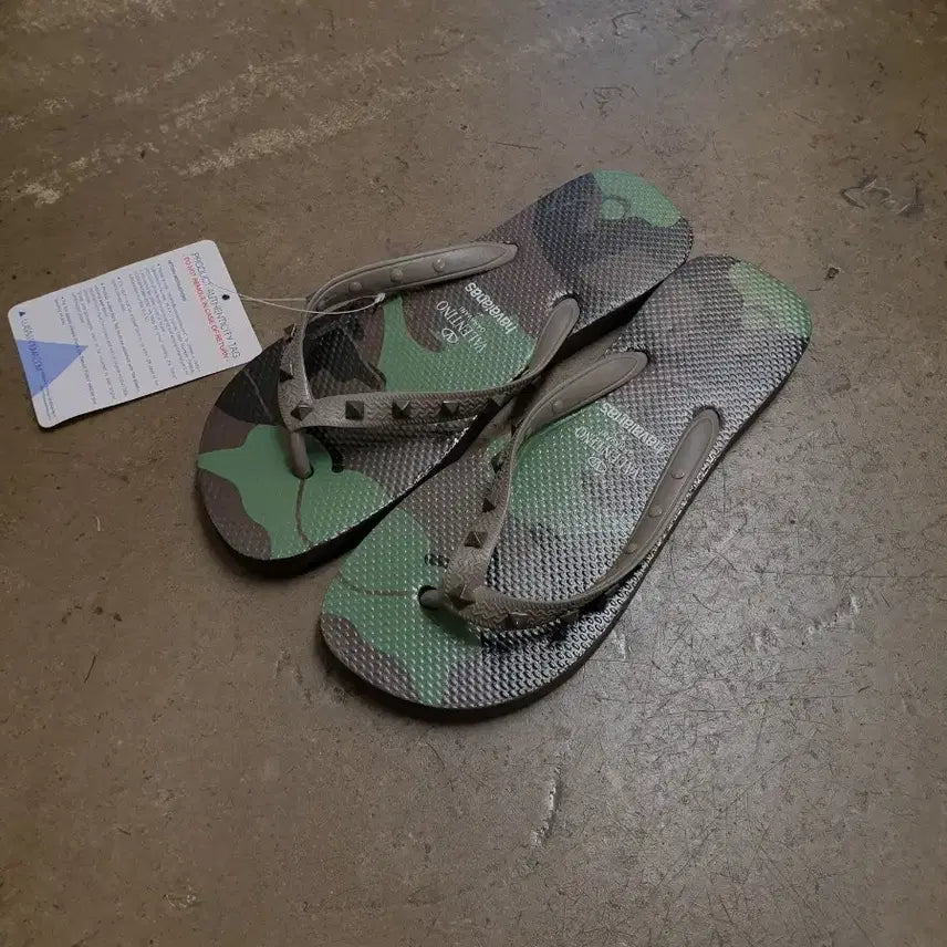 [BUNJANG] Valentino x Havaianas Collaboration Camouflage Stud Slides Khaki / 발렌티노 X 하바이아나스 콜라보 카모플라쥬 스터드 쪼리 카키 새상품