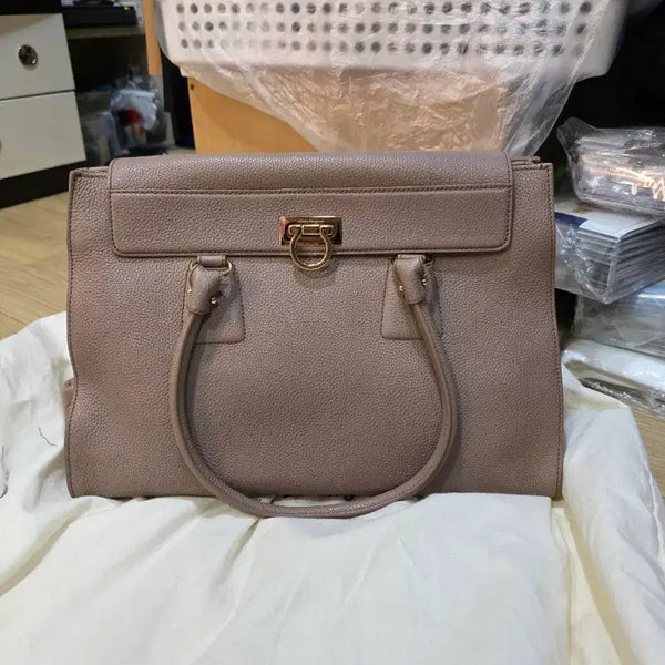 [BUNJANG] Ferragamo Gancini Tote Bag Etoupe / 페라가모 간치니 토트백 에토프