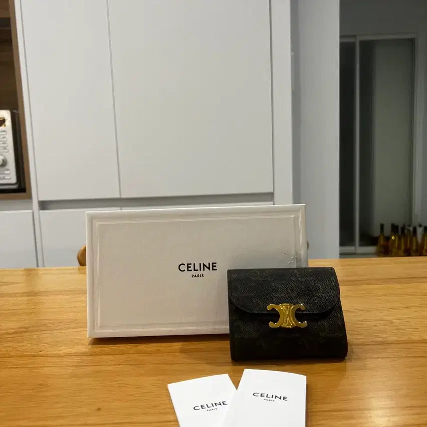 [BUNJANG] Celine Triomphe Flap Wallet / 셀린느 트리옹프 플랩 반지갑