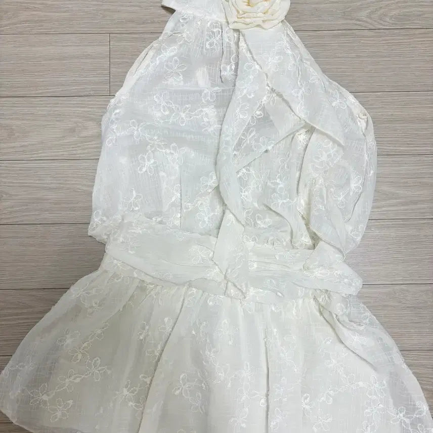 [BUNJANG] Halterneck Chiffon Floral Mini Dress / 홀터넥 쉬폰 꽃 장식 블라우스 원피스