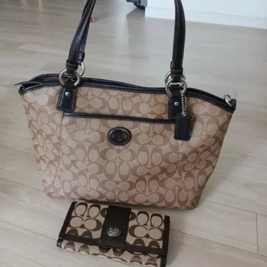 [BUNJANG] Coach Signature Pattern Brown Tote Bag and Wallet Set / 코치 시그니처 패턴의 브라운 토트백과 지갑 세트예요