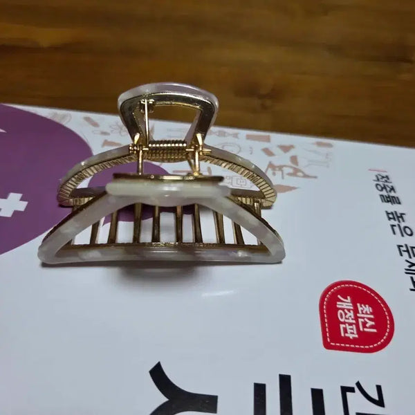 [BUNJANG] Marble Pattern Hair Claw Clip with Gold Accent / 헤어 집게핀