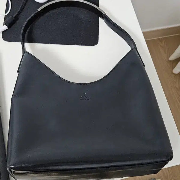 [BUNJANG] Gucci Leather Shoulder Bag Black / 구찌 레더 숄더백 블랙 정품