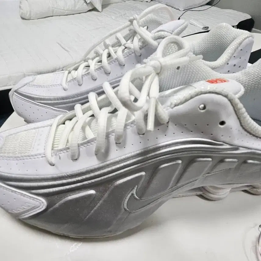 [BUNJANG] Nike Shox R4 White Metallic Silver Women's Shoes / 나이키 샥스r4화이트 메탈릭 실버 단시간착용