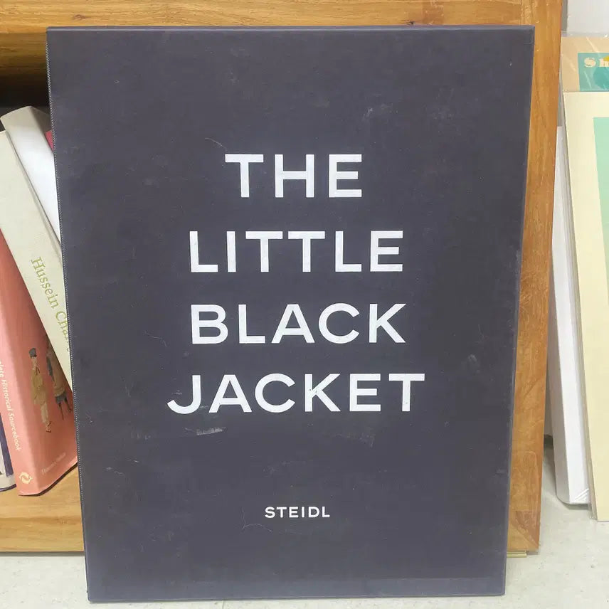 [BUNJANG] Chanel The Little Black Jacket: Chanel's Classic Revisited Photobook by Karl Lagerfeld and Carine Roitfeld / 샤넬 포토북 칼 라거펠트 희귀 아트북