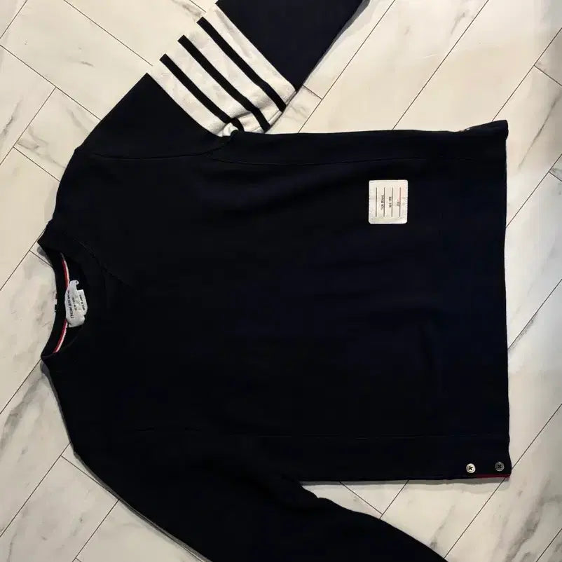 [BUNJANG] Thom Browne Navy Diagonal Stripe Armband Embroidered Sweatshirt / 톰브라운(thome browne)사선 완장 자수 맨투맨 네이비