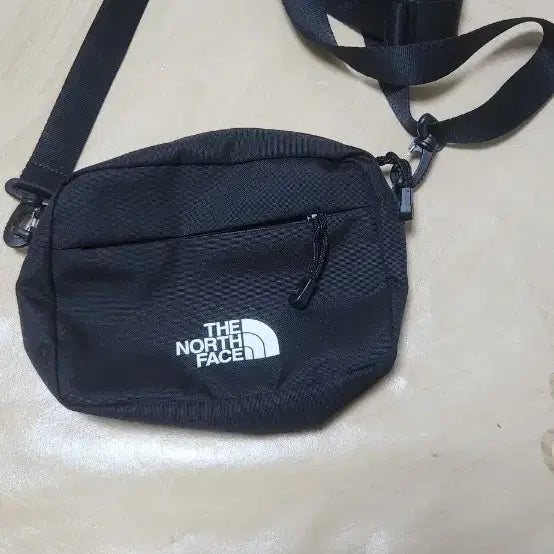 [BUNJANG] The North Face Shoulder Bag Black / 노스페이스 숄더백 블랙