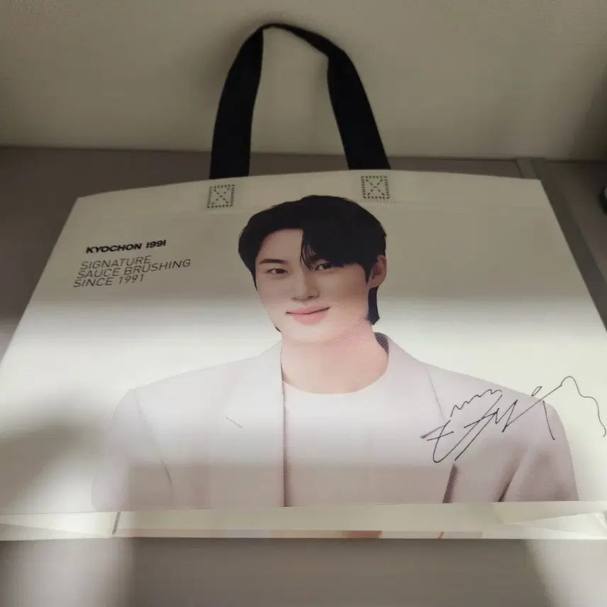 [BUNJANG] Byun Woo Seok Kyochon Chicken Collaboration Photo Shopping Bag / 교촌치킨 변우석 포토 쇼핑백판매