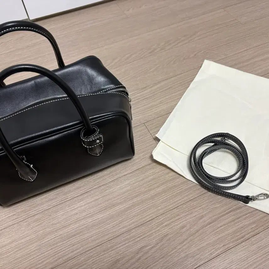 [BUNJANG] SIE Stitch Medium Handbag Black / SIE 시에 브롯 스티치 미디엄 핸드백 블랙