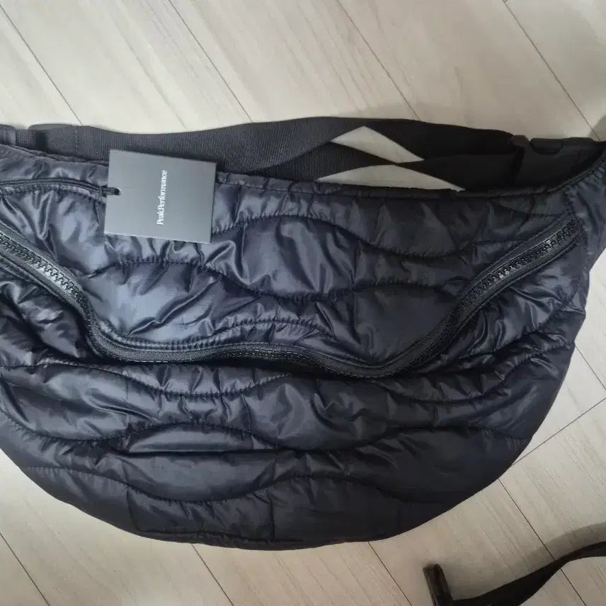 [BUNJANG] Peak Performance Padded Shoulder Bag / 피크퍼포먼스 패딩가방