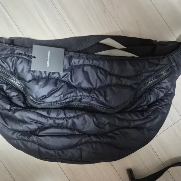 [BUNJANG] Peak Performance Padded Shoulder Bag / 피크퍼포먼스 패딩가방