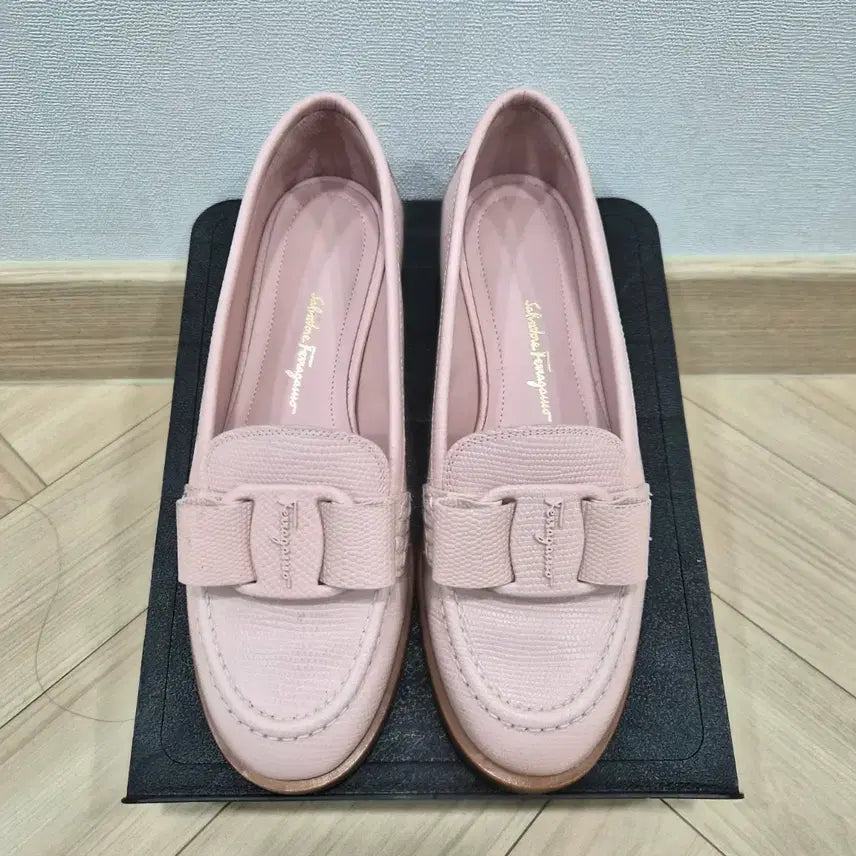 [BUNJANG] Salvatore Ferragamo Gancini Loafers Pink / 페라가모 간치니 로퍼 핑크
