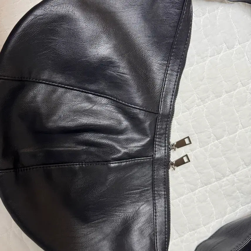 [BUNJANG] Modern Black Croissant Shoulder Bag / 모던한 블랙 크로와상 숄더백