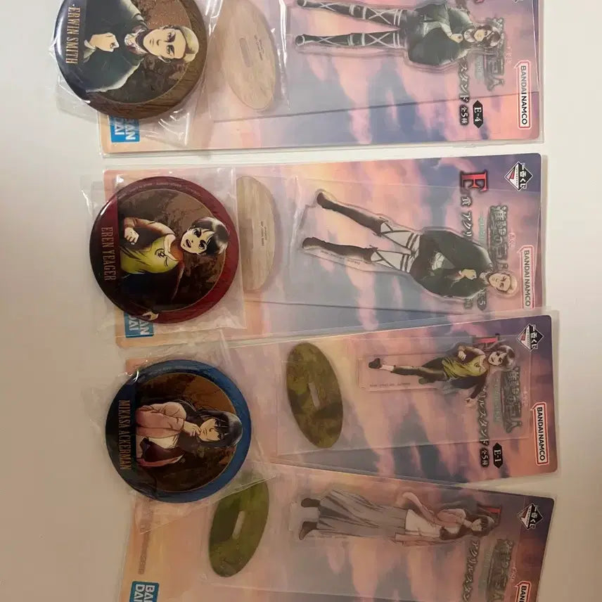 [BUNJANG] Attack on Titan Acrylic Stand & Badge Bundle Set / 진격의 거인 아크릴 스탠드 뱃지 세트 쿠지 제일복권 일괄 판매