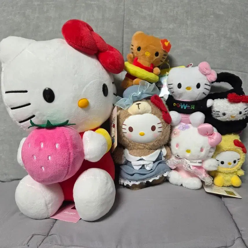 [BUNJANG] Hello Kitty Plush and Keychain Set / 헬로키티 인형 및 키링 세트