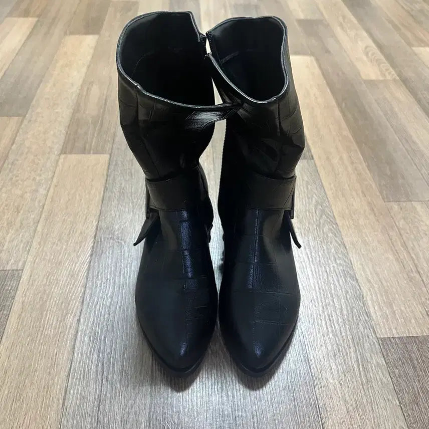 [BUNJANG] Black Boots Size 240 (New) / 240사이즈 블랙부츠(새상품)