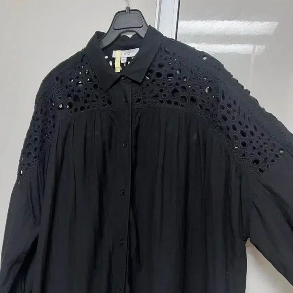 [BUNJANG] IRO Punching Eyelet Lace Shirring Blouse Black / 이로 IRO 펀칭 아일렛 레이스 배색 셔링 블라우스 자수블랙검정봄여름