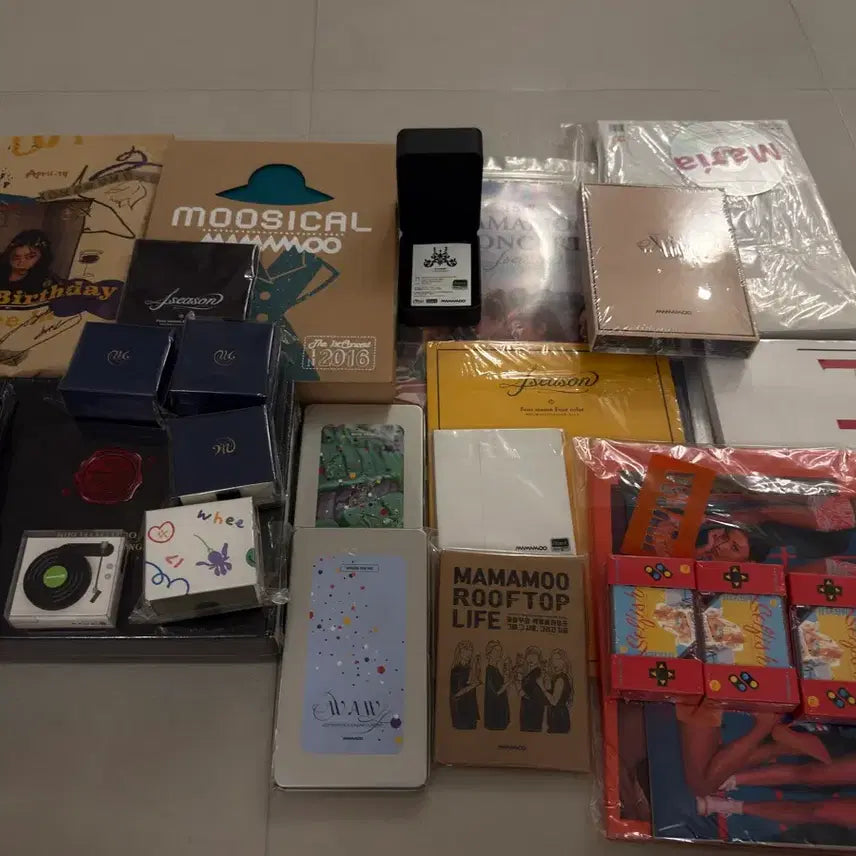 [BUNJANG] Mamamoo Album & Merchandise Bundle Set (Mostly Sealed) / 마마무 앨범 및 굿즈 일괄 오픈만 한거 2가지 외 미개봉