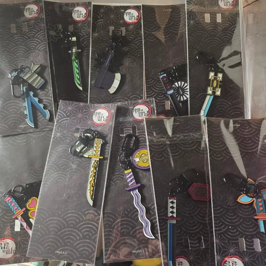 [BUNJANG] Demon Slayer Nichirin Sword Keychain Set (10 Types) with Wooden Display Stand & Bonus Goods / 귀멸의 칼날 일륜도 키링 10종일괄 +나무진열대+굿즈