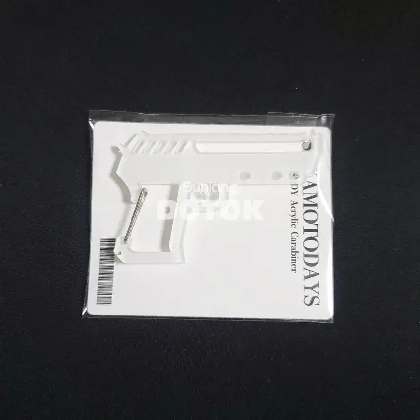 [BUNJANG] Oatmeal Acrylic Gun Carabiner (Sealed) / 오트밀님 아크릴 권총 카라비너 미개봉 새 상품