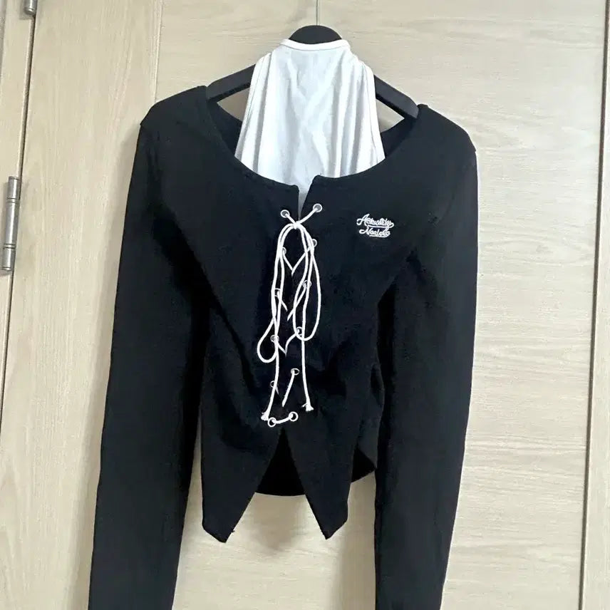 [BUNJANG] Black Lace-Up Long Sleeve Top / 블랙 레이스업 디자인 긴팔 상의 양도합니다
