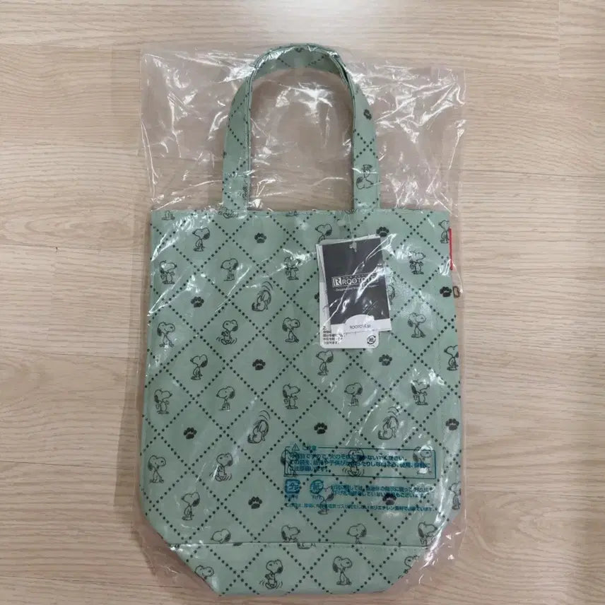 [BUNJANG] Snoopy Laminate Water-Resistant Tote Bag / 스누피 라미네이트 발수 토트백 신상
