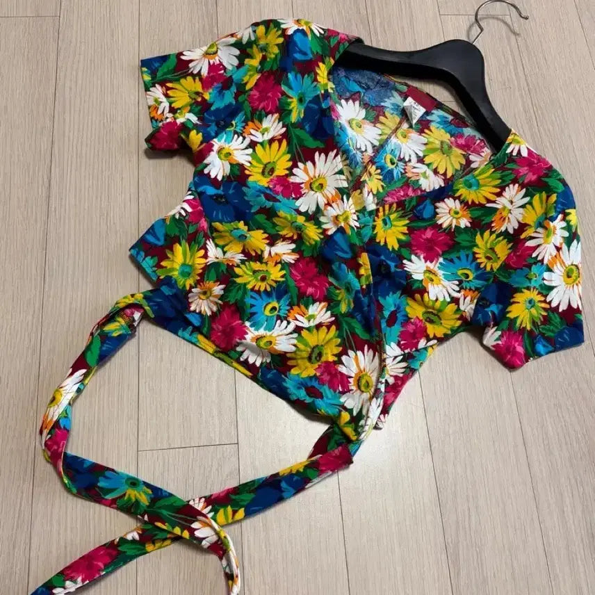 [BUNJANG] Kenzo Flower Pattern Wrap Cropped Blouse - Short Sleeve / 겐조kenzo 플라워 랩 크롭 블라우스 반팔 패턴커버업휴양지휴가룩트로피칼