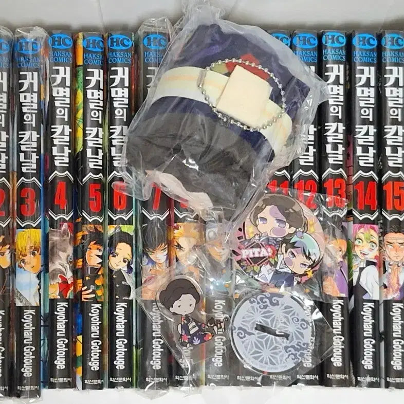 [BUNJANG] Demon Slayer: Kimetsu no Yaiba Manga Volumes (Incomplete Set) + Official Fanbook + Tamayo Acrylic Charm + Mochi Kororing Badge / 귀멸의 칼날 만화책 18권 + 공식팬북+ 타마요 아크릴 모찌코로링 뱃지
