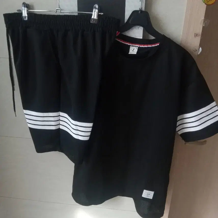 [BUNJANG] Black Three-Stripe Short Sleeve T-Shirt and Shorts Set - L / 블랙 삼선 반팔 티셔츠 세트 L 새상품