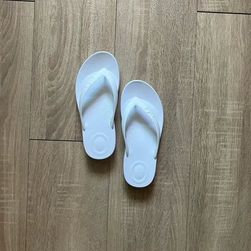 [BUNJANG] Saint Satin Beach Flip-Flops (White) / 세인트새틴 비치 쪼리 (화이트) (새상품)
