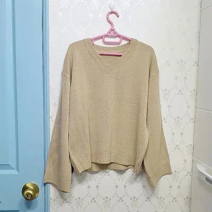 [BUNJANG] Beige V-Neck Knit with Wide Sleeves / [새상품] 베이지 넓은 소매 브이넥 니트
