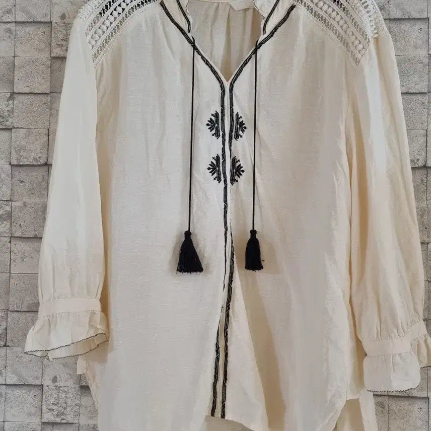 [BUNJANG] CC Collect Linen Embroidered Tassel Blouse / cc컬렉트 린넨 블라우스