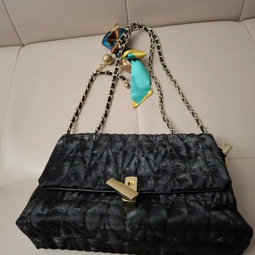 [BUNJANG] Black Quilted Chain Shoulder Bag with Scarf Detail / 체인 숄더백 블랙 퀼팅 스카프 장식