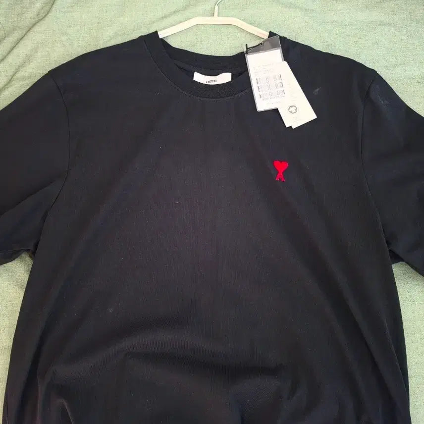 [BUNJANG] AMI Paris Black Heart Logo Short Sleeve T-Shirt / ami 티셔츠 정품 반팔 티셔츠입니다.