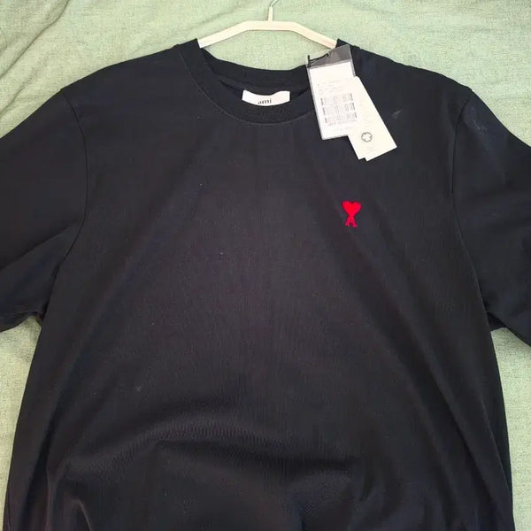 [BUNJANG] AMI Paris Black Heart Logo Short Sleeve T-Shirt / ami 티셔츠 정품 반팔 티셔츠입니다.