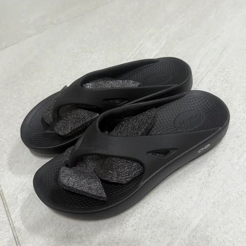 [BUNJANG] OOFOS 270 (Size 42) Sandals / 우포스 270(42)