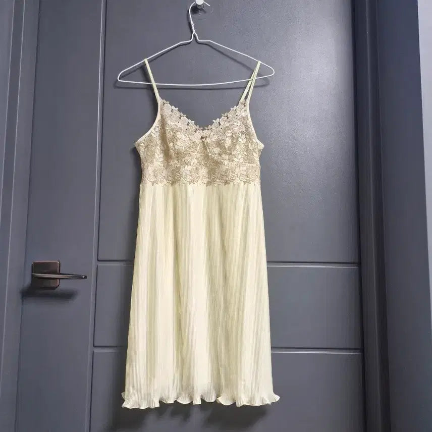 [BUNJANG] Barbara Luxury Embroidered Pleated Slip / 바바라 명품 고가 자수 플리츠 속옷 슬립.  85.    91