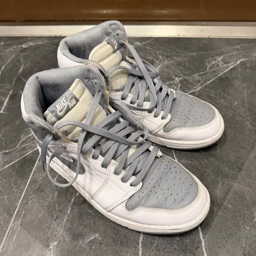 [BUNJANG] Nike Air Jordan 1 Retro High OG Grey Stealth Sneakers / 나이키 에어 조던 1 레트로 하이 OG 그레이 스텔스 270