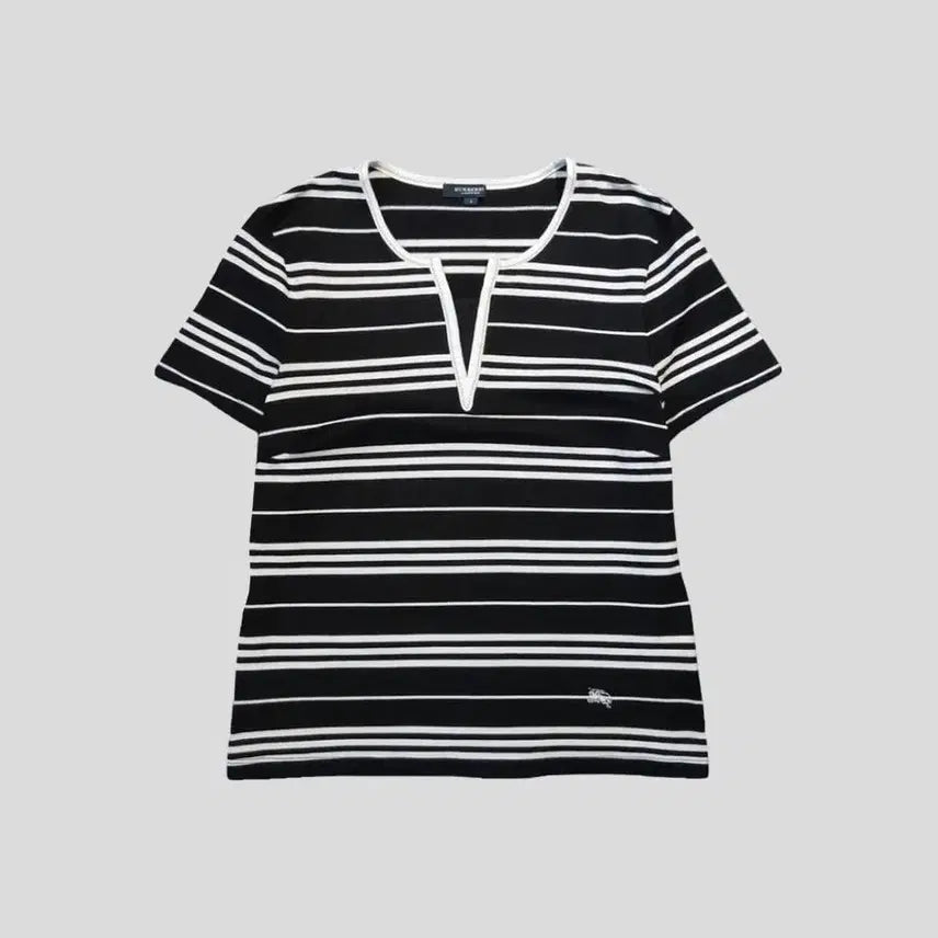 [BUNJANG] Burberry JP Black White Stripe Equestrian Knight Logo Cotton Blend V-Neck Short Sleeve T-Shirt / 버버리 JP 블랙 화이트 스트라이프 기마병 로고 코튼 블렌드 브이넥 반팔