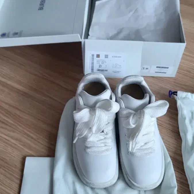 [BUNJANG] Burberry Leather Box Sneakers - White (Size 37) / 정품 버버리 레더박스 스니커즈37