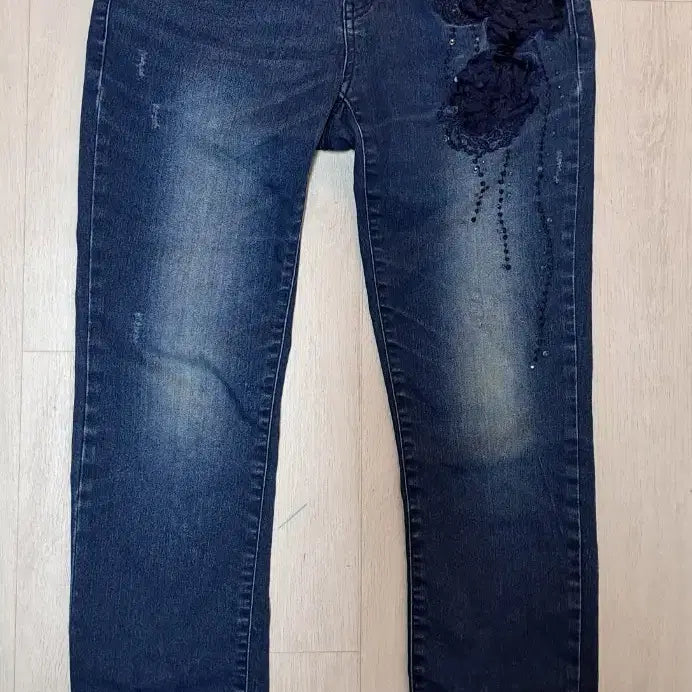 [BUNJANG] Floral Embroidered Denim Pants / 청바지 꽃 자수 데님 팬츠