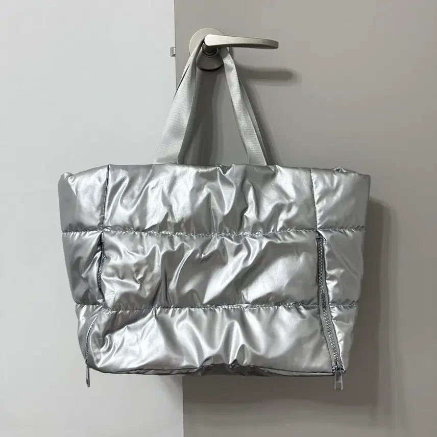 [BUNJANG] Silver Quilted Shoulder Bag Large Capacity / 실버 퀼팅 숄더백 보부상백