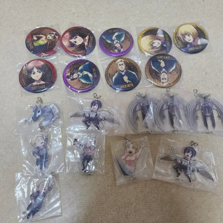 [BUNJANG] Attack on Titan Acrylic Keyring & Badge Set / 진격거인 굿즈 뱃지 아크릴 키링 세트