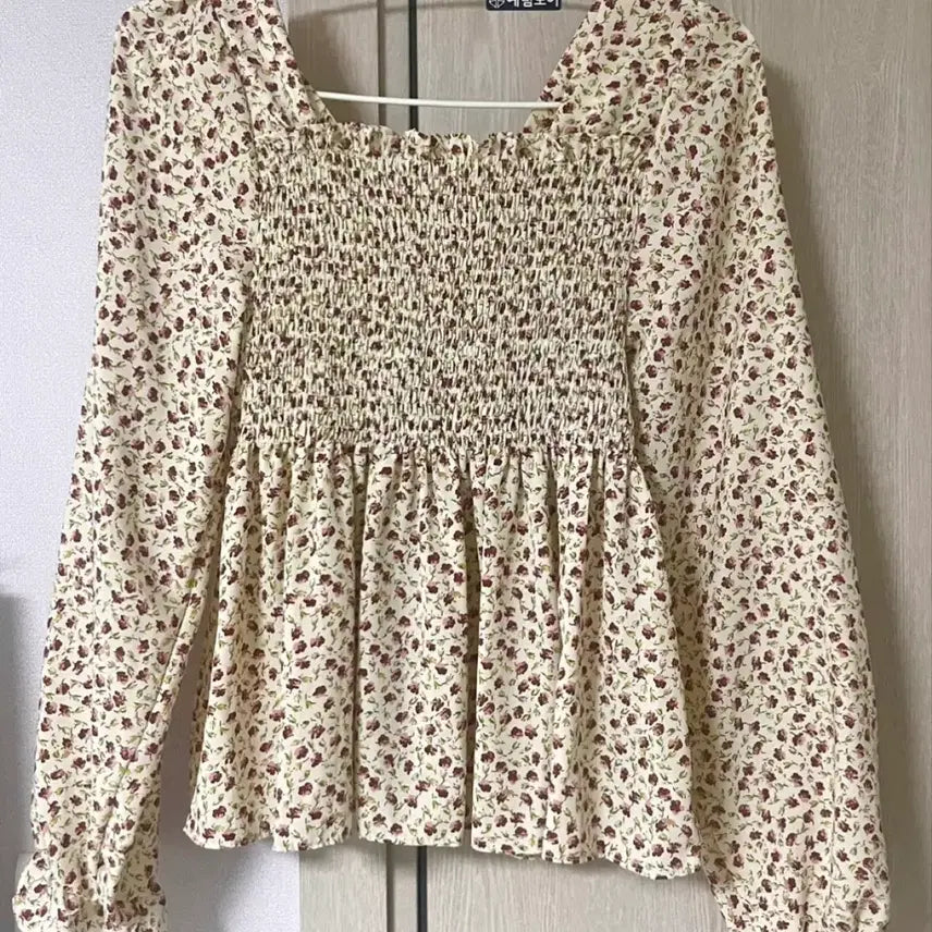 [BUNJANG] Floral Pattern Square Neck Smocked Blouse / 플라워패턴 스퀘어넥 밴딩 블라우스