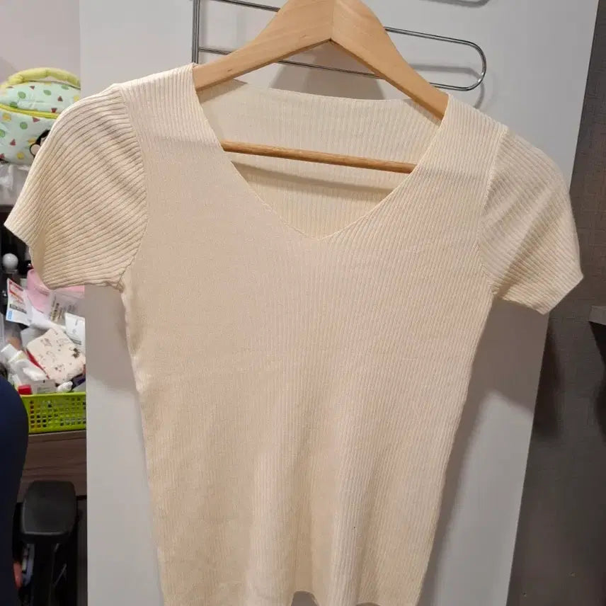 [BUNJANG] Beige V-Neck Short Sleeve T-Shirt / 베이지 브이넥 반팔티(새상품)